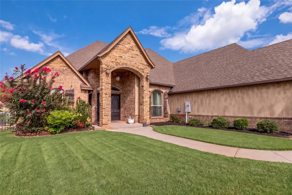 Photo 2 — 413 S Riverside Drive, Moore, OK 73160