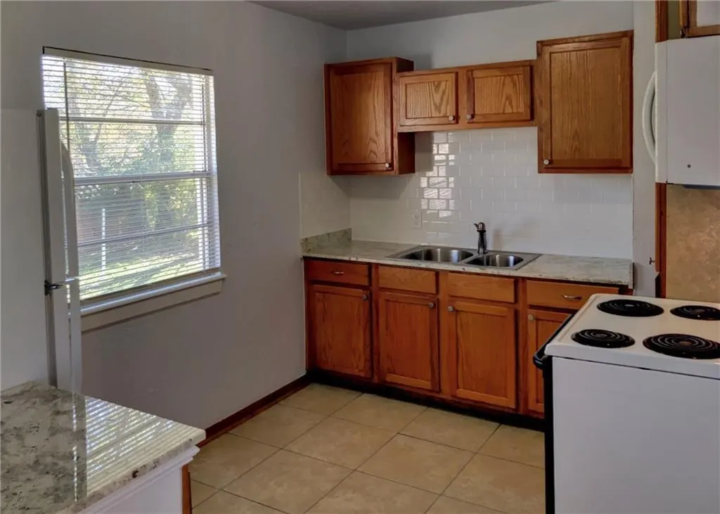 Photo 10 — 812 N Midwest Boulevard, Midwest City, OK 73110