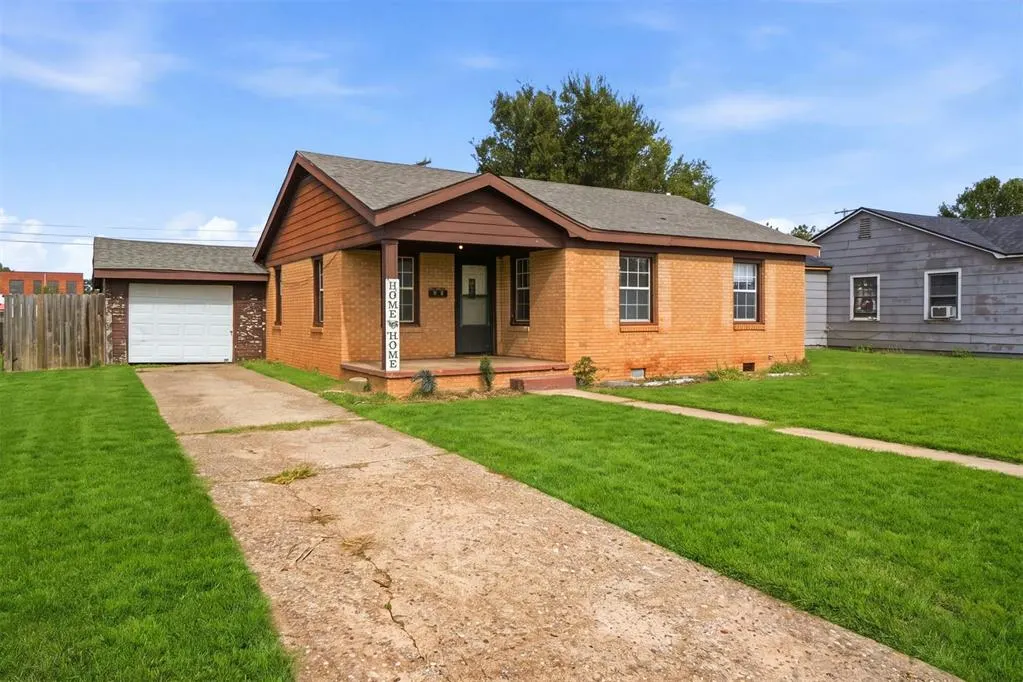 Front exterior — 1021 E Walnut Street, Altus, OK 73521
