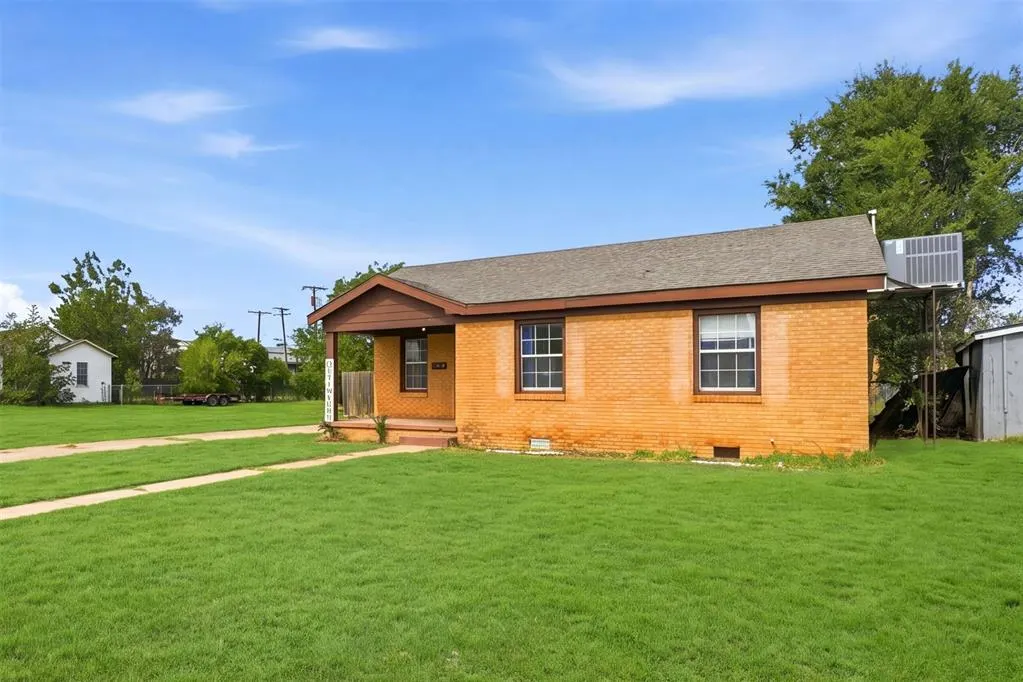 Photo 2 — 1021 E Walnut Street, Altus, OK 73521