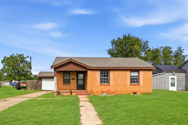 Photo 3 — 1021 E Walnut Street, Altus, OK 73521