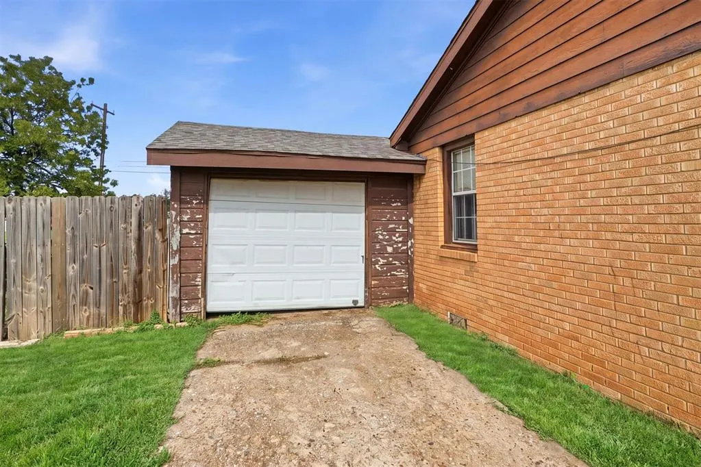 Photo 21 — 1021 E Walnut Street, Altus, OK 73521