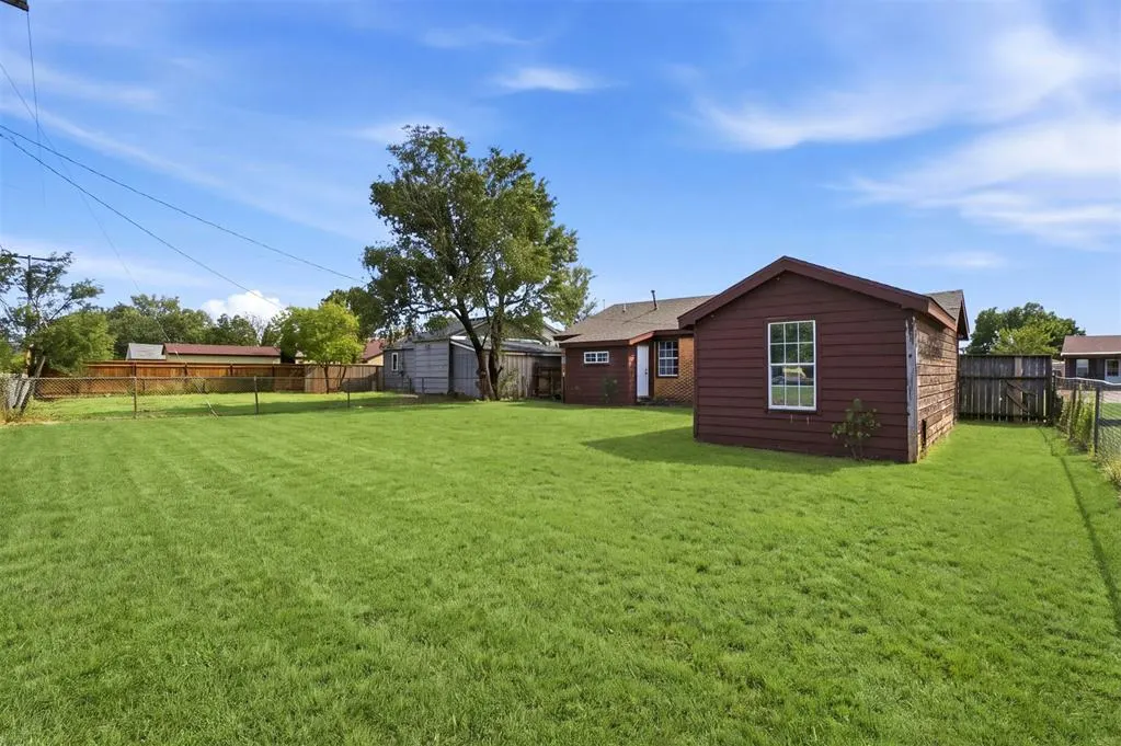 Photo 23 — 1021 E Walnut Street, Altus, OK 73521