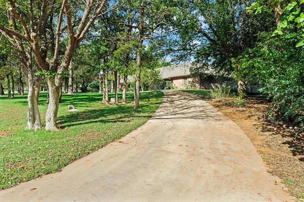 Photo 3 — 2401 Rosewood Lane, Edmond, OK 73013
