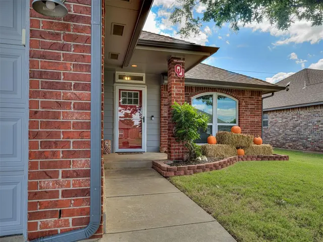 Photo 2 — 11004 NW 101st Street, Yukon, OK 73099