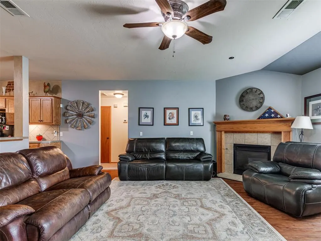 Photo 4 — 11004 NW 101st Street, Yukon, OK 73099
