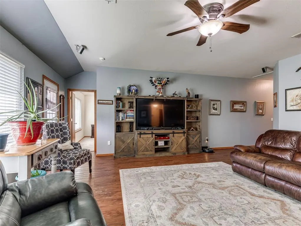 Photo 7 — 11004 NW 101st Street, Yukon, OK 73099