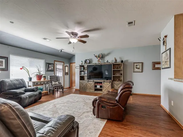 Photo 8 — 11004 NW 101st Street, Yukon, OK 73099