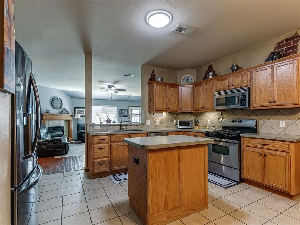Photo 11 — 11004 NW 101st Street, Yukon, OK 73099