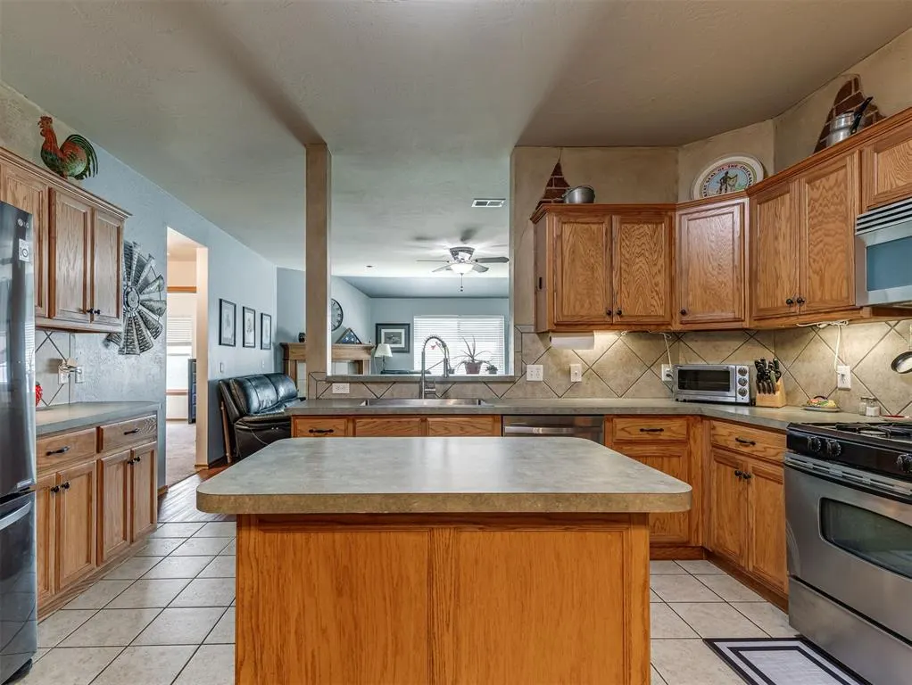 Photo 12 — 11004 NW 101st Street, Yukon, OK 73099