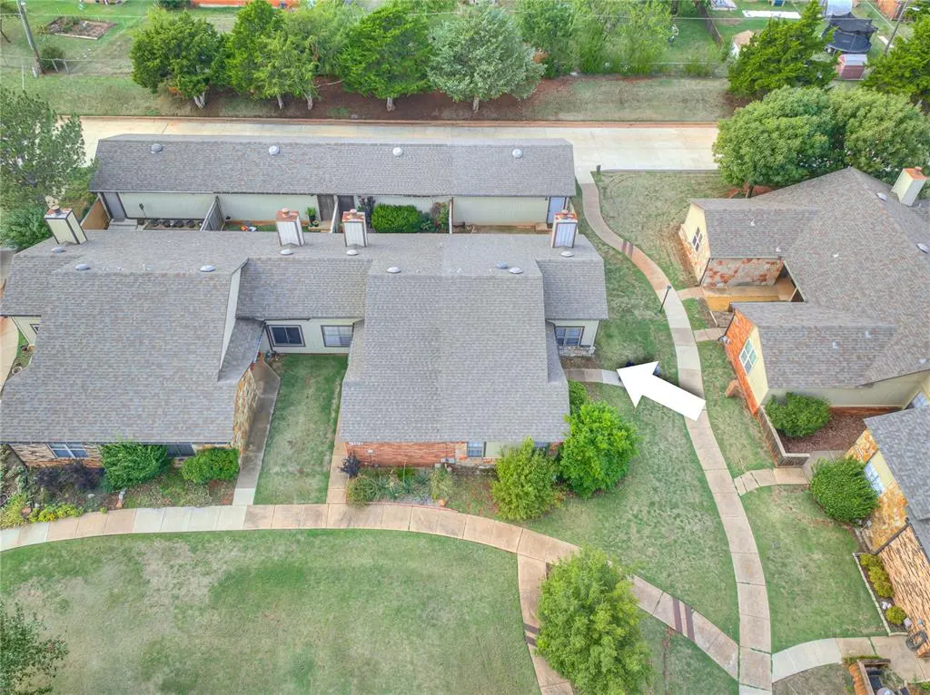 Photo 2 — 13921 Crossing Way W, Edmond, OK 73013