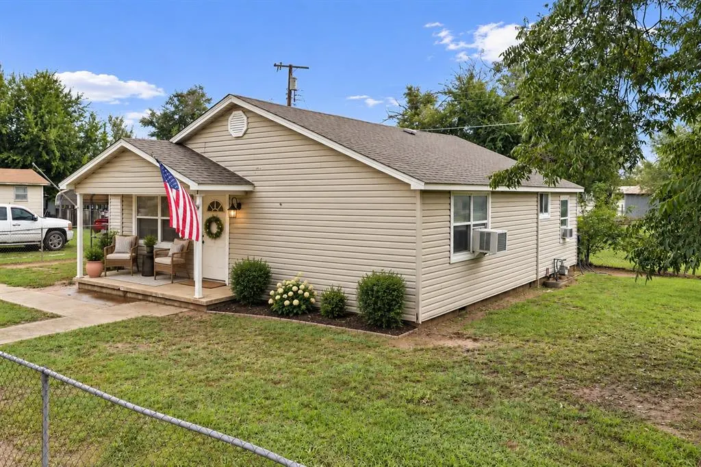 Photo 2 — 406 S Maple Street, Davis, OK 73030