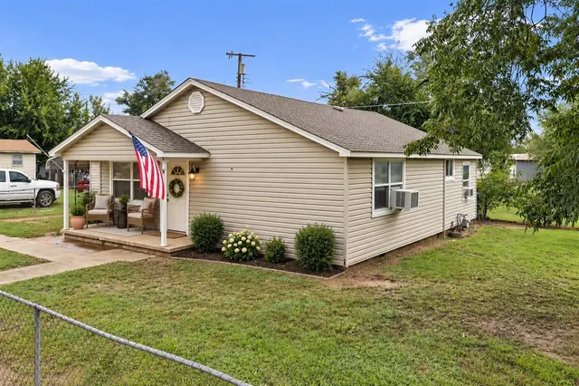 Photo 2 — 406 S Maple Street, Davis, OK 73030