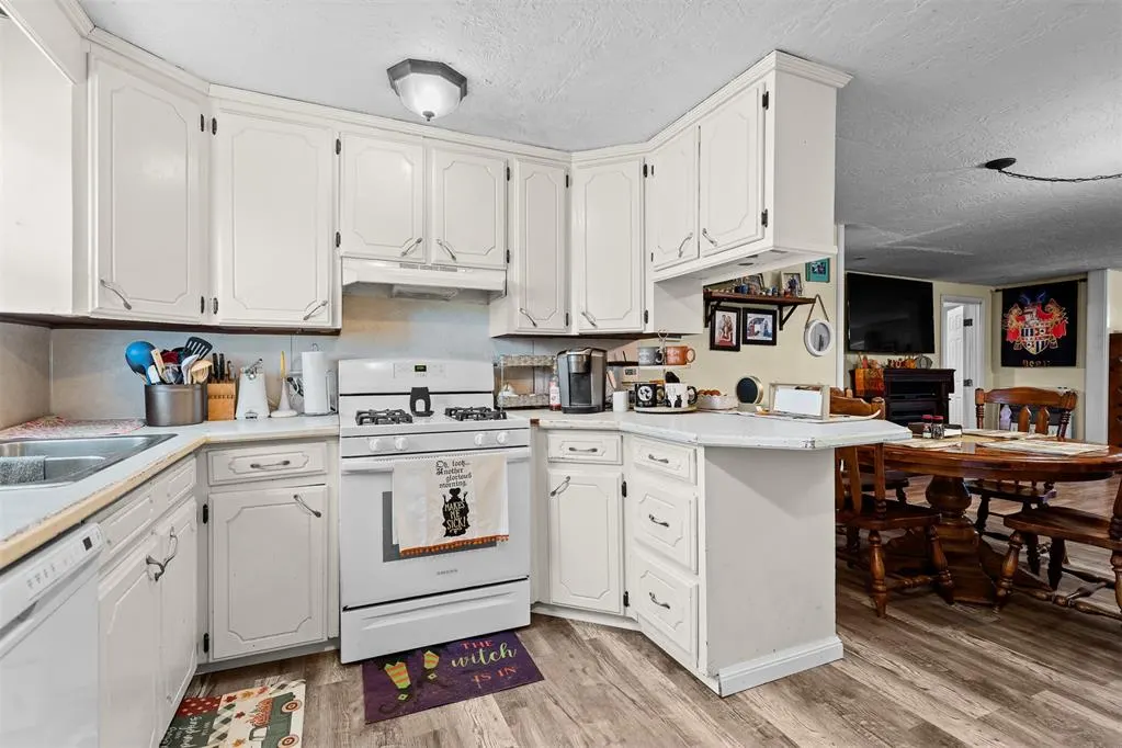 Photo 13 — 406 S Maple Street, Davis, OK 73030