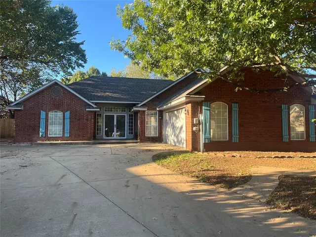 Photo 3 — 705 Copperfield Court, Edmond, OK 73003
