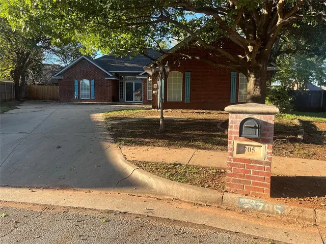 Photo 4 — 705 Copperfield Court, Edmond, OK 73003