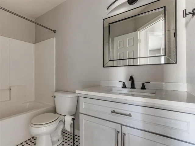 Photo 5 — 316 SE 23rd Street, Moore, OK 73160