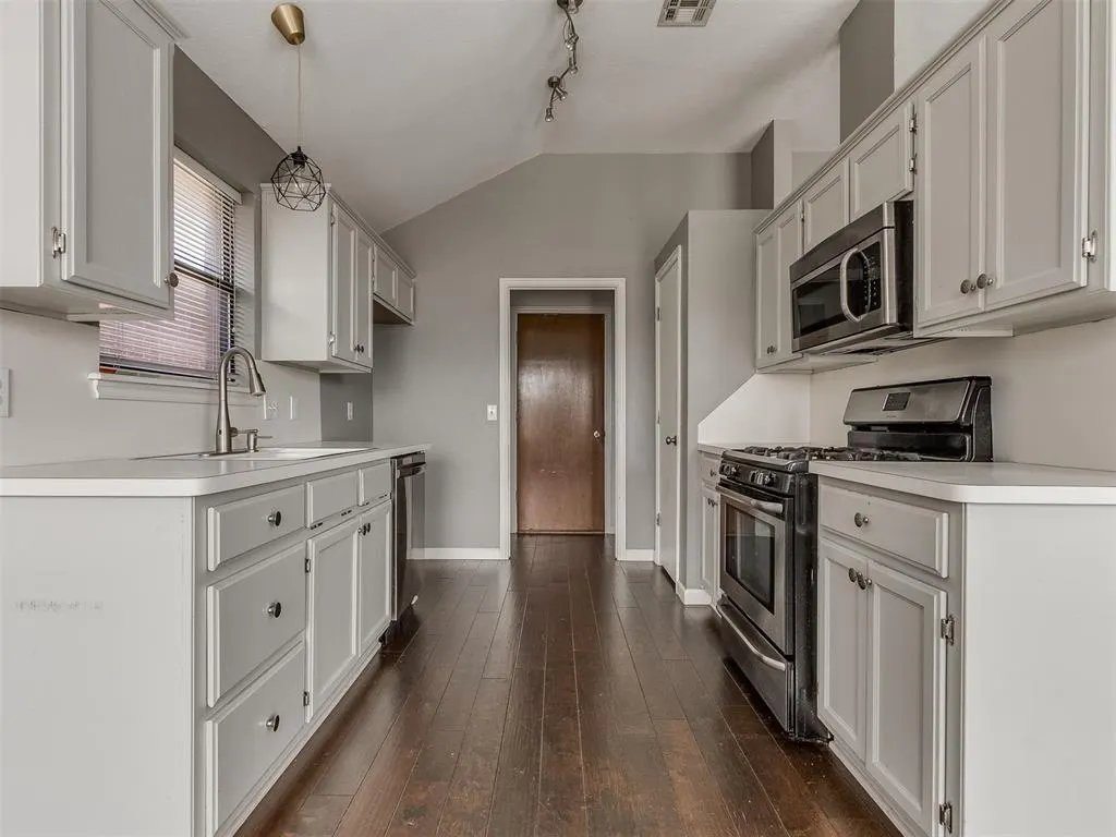 Photo 10 — 316 SE 23rd Street, Moore, OK 73160
