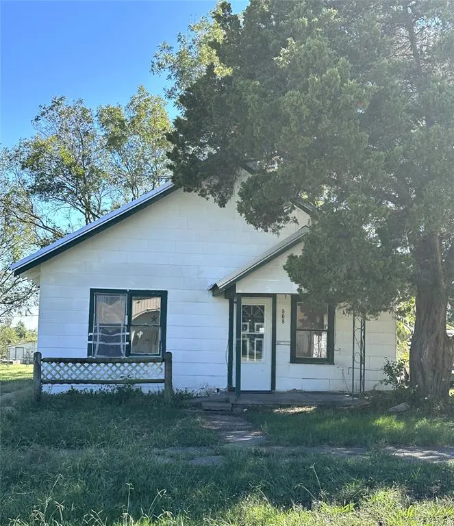 Front exterior — 808 S Oak, Holdenville, OK 74848
