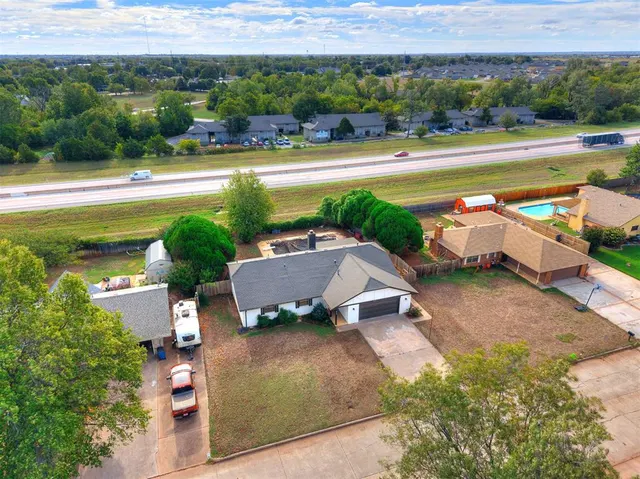 Photo 5 — 311 Christopher Drive, Chickasha, OK 73018