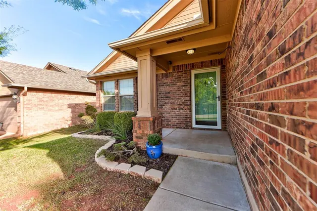 Photo 2 — 2709 NW 186th Street, Edmond, OK 73012