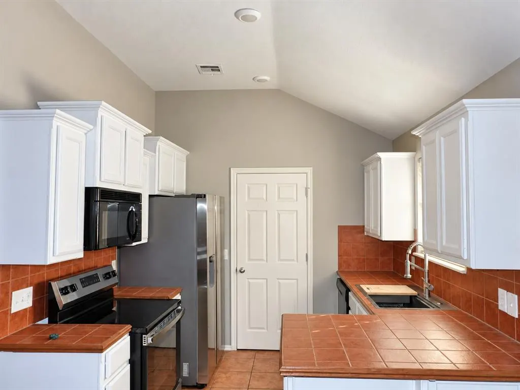 Photo 2 — 4405 Apple Blossom Circle, Moore, OK 73160