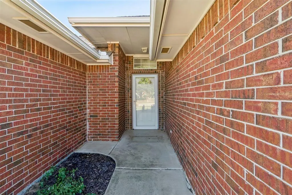 Photo 2 — 904 SW 39th Street, Moore, OK 73160