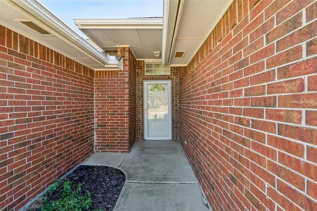 Photo 2 — 904 SW 39th Street, Moore, OK 73160