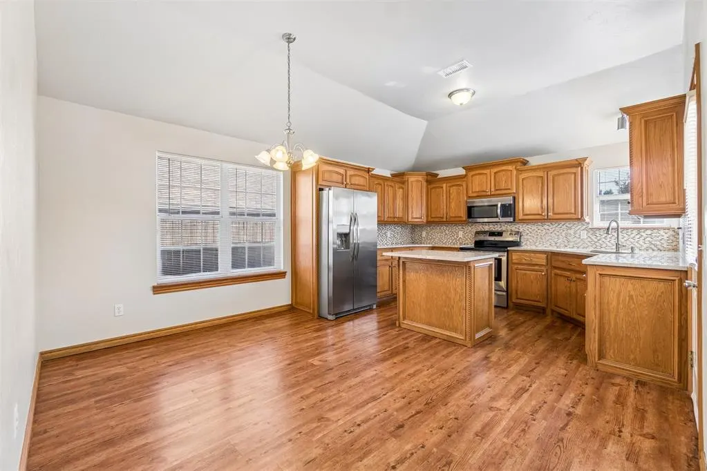 Photo 10 — 904 SW 39th Street, Moore, OK 73160