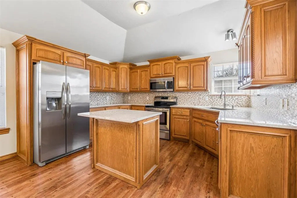 Photo 12 — 904 SW 39th Street, Moore, OK 73160