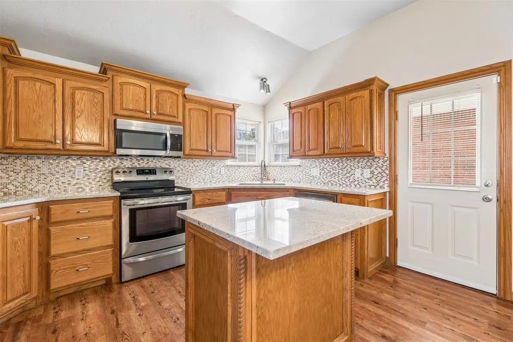 Photo 13 — 904 SW 39th Street, Moore, OK 73160