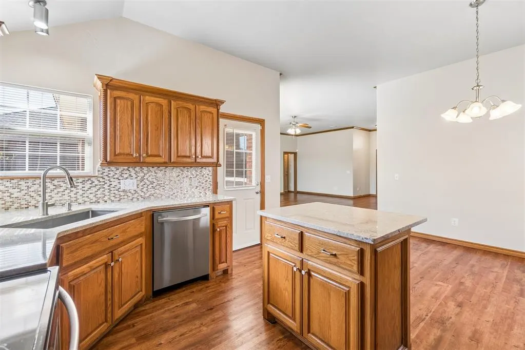 Photo 15 — 904 SW 39th Street, Moore, OK 73160