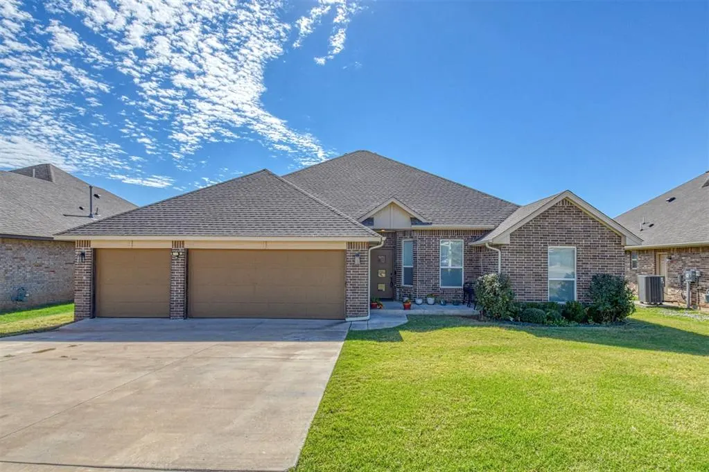 Front exterior — 2900 summit crossing Parkway, Norman, OK 73071