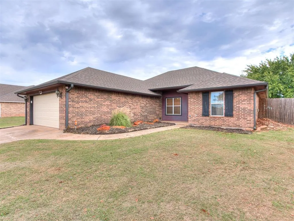 Front exterior — 11550 Stonecrest, Guthrie, OK 73044