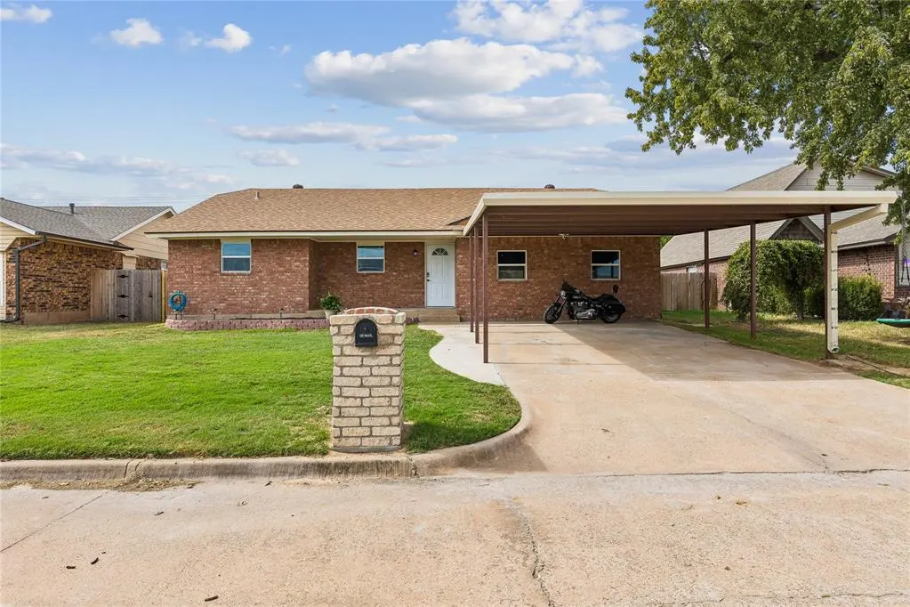 Front exterior — 905 Crestmoor Drive, Moore, OK 73160