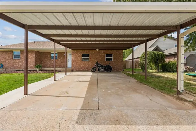 Photo 2 — 905 Crestmoor Drive, Moore, OK 73160