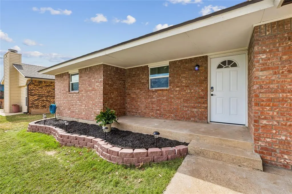 Photo 3 — 905 Crestmoor Drive, Moore, OK 73160