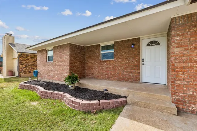 Photo 3 — 905 Crestmoor Drive, Moore, OK 73160