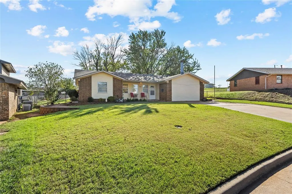 Photo 2 — 924 W Proctor Avenue, Weatherford, OK 73096
