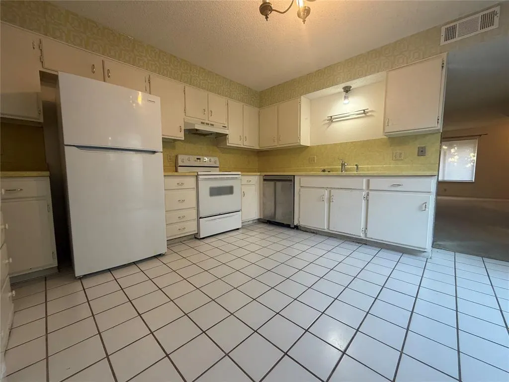 Photo 11 — 9759 Hefner Village Boulevard, Oklahoma City, OK 73162