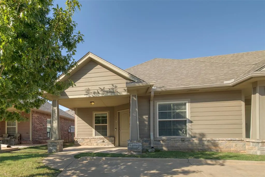 Photo 2 — 927 SW 92nd Street, Oklahoma City, OK 73139