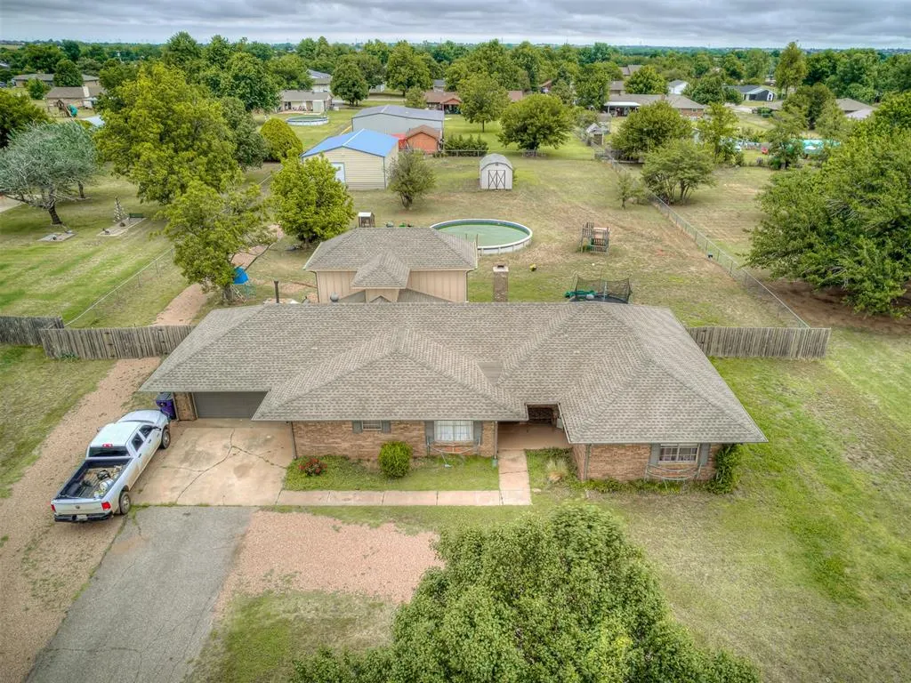 Front exterior — 1725 E Washington Avenue, Piedmont, OK 73078