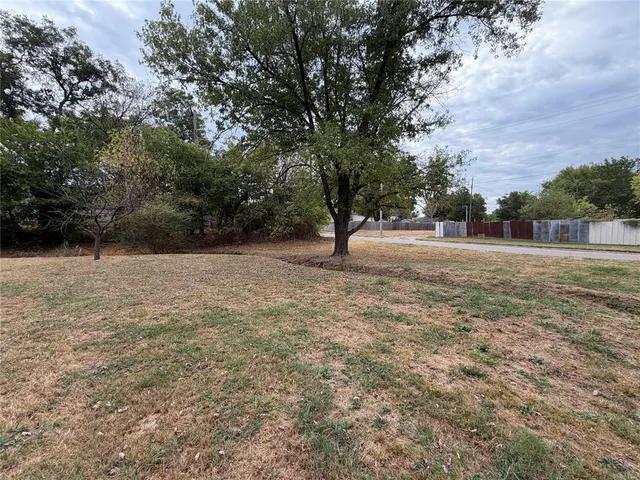 Photo 4 — 305 N Florence Avenue, Shawnee, OK 74801