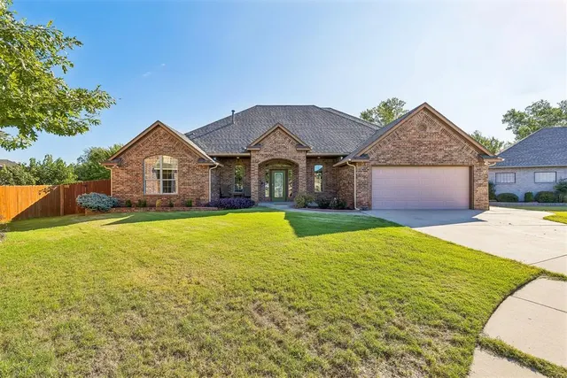 Photo 2 — 10801 NW 118th Place, Yukon, OK 73099