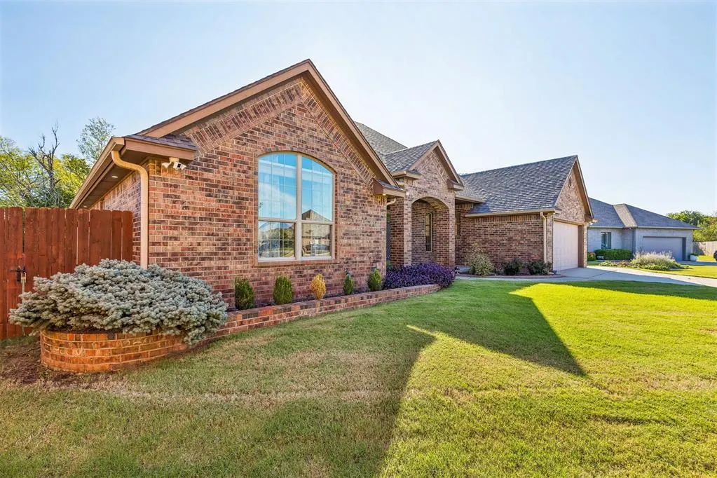 Photo 3 — 10801 NW 118th Place, Yukon, OK 73099