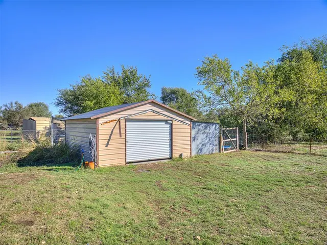 Photo 2 — 326 S Cherry Avenue, Union City, OK 73090