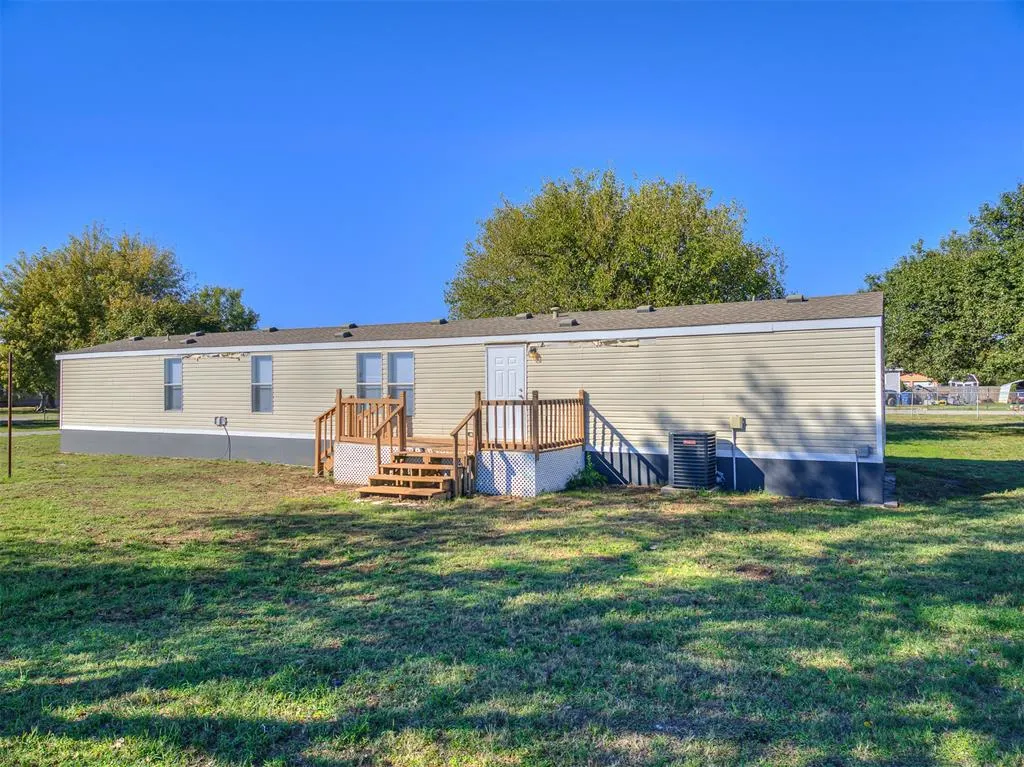 Photo 3 — 326 S Cherry Avenue, Union City, OK 73090