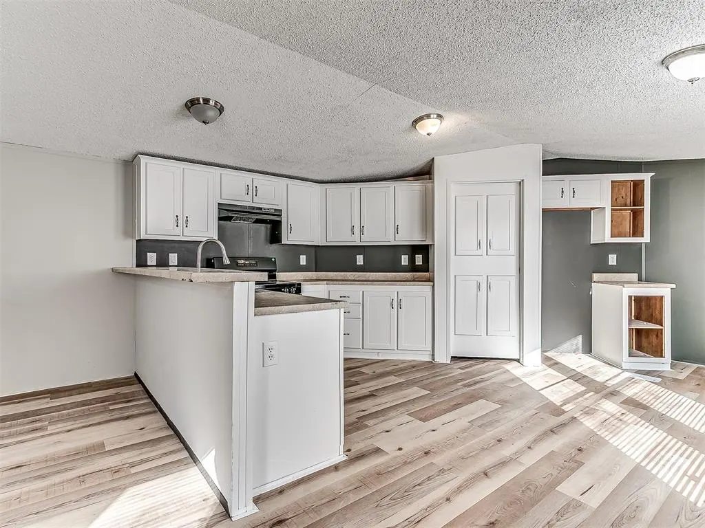 Photo 8 — 326 S Cherry Avenue, Union City, OK 73090