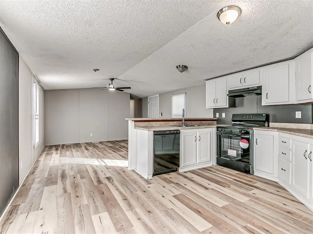 Photo 9 — 326 S Cherry Avenue, Union City, OK 73090