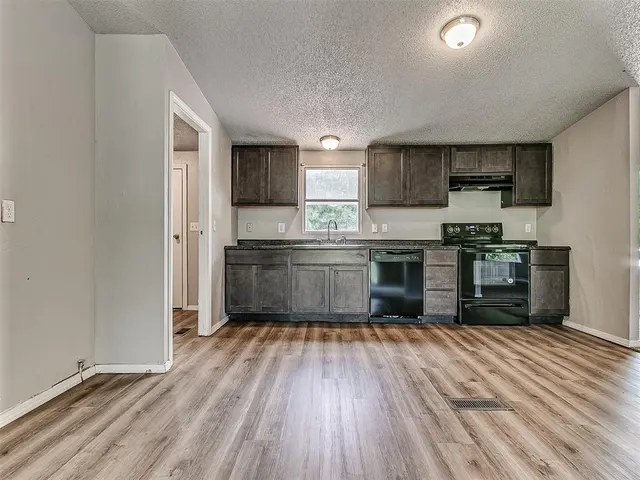 Photo 5 — 10300 Liberty Oak Drive, Oklahoma City, OK 73165